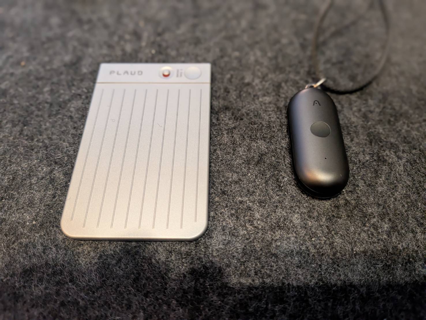 PLAUD NOTEとPLAUD NotePin Sを並べた比較。左がカード型のPLAUD NOTE、右がウェアラブル型のNotePin S