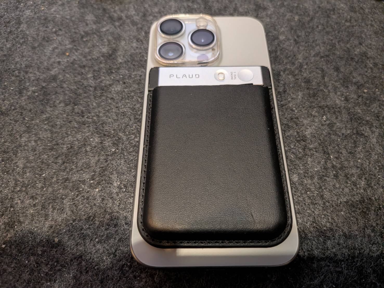 スマートフォンの背面にカードホルダーで装着したPLAUD NOTE。この状態で通話を録音できる